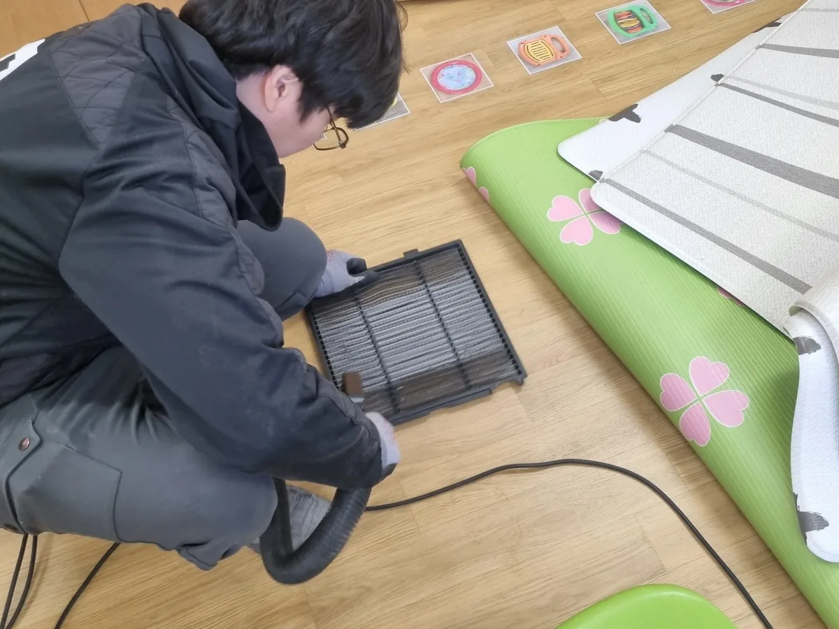 안산시 단원구 대부북동 놀이방 낮잠실 장비 주변 정밀 위생청소 사례 - 행진크린