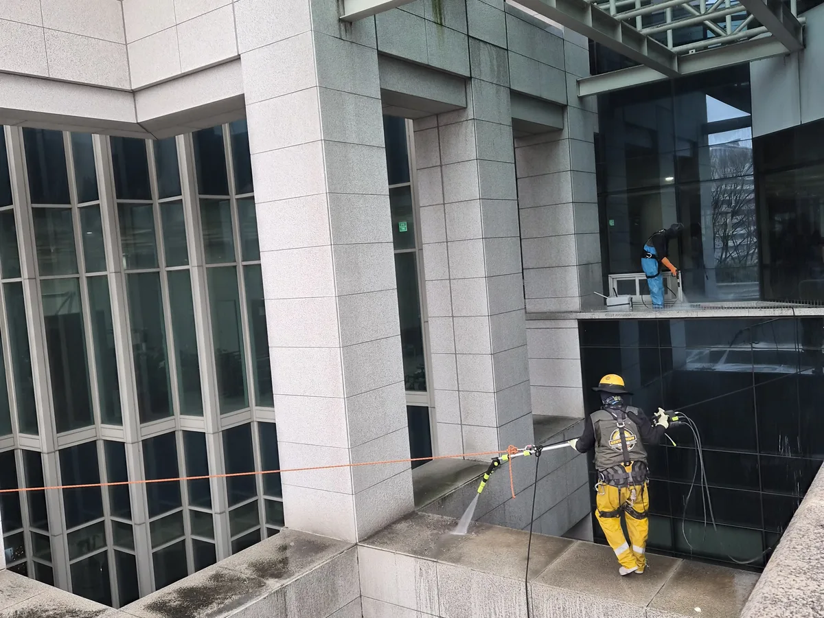 광명시 노온사동 상가건물 옥상 파라펫 장비 주변 정밀 위생청소 사례 - 행진크린