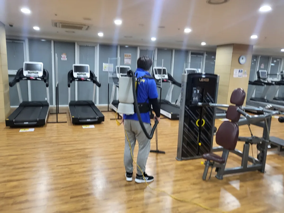 안산시 단원구 대부북동 헬스장 샤워실 장비 주변 정밀 위생청소 사례 - 행진크린