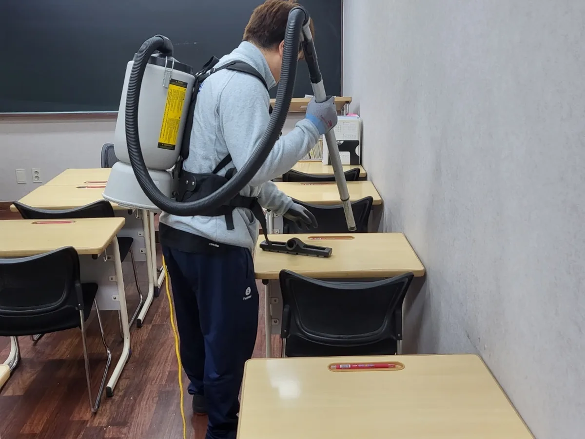 의왕시 월암동 학교 현관·중앙홀 바닥 위생청소 사례 - 행진크린